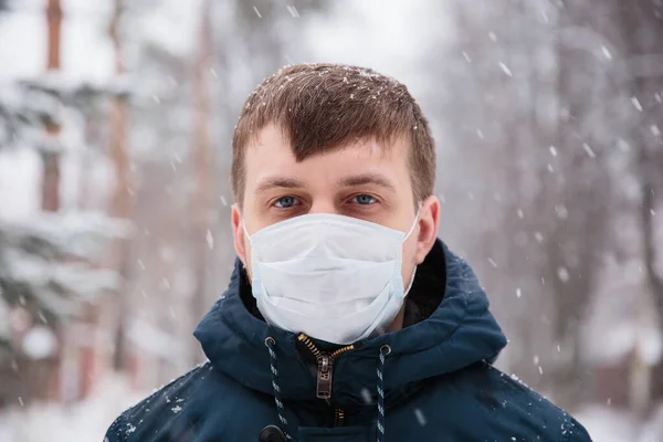 Pria yang khawatir memakai masker medis untuk melindungi dari serangan jantung, takut infeksi. Penobatan mematikan di China 2019 2020 2019-nCoV — Stok Foto