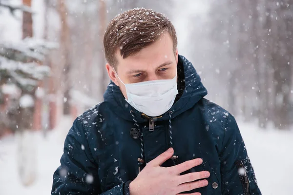 Pria yang khawatir memakai masker medis untuk melindungi dari serangan jantung, takut infeksi. Penobatan mematikan di China 2019 2020 2019-nCoV — Stok Foto