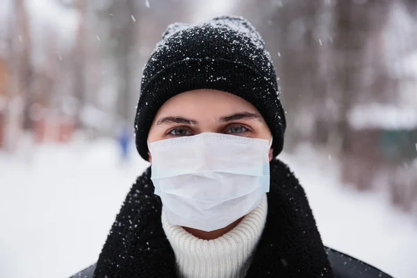 Pelancong wanita yang khawatir memakai topeng medis untuk melindungi dari serangan coronavirus, takut infeksi. Penobatan mematikan di China 2019 2020 2019-nCoV — Stok Foto