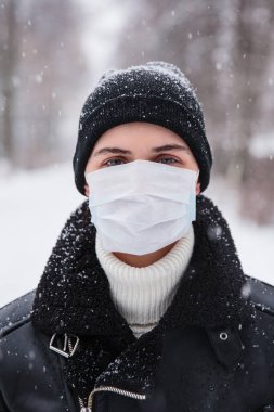 Koronavirüsten korunmak için tıbbi maske takıyor. Enfeksiyondan korkuyor. 2019 2020 'de Çin' de ölümcül koronavirüs.