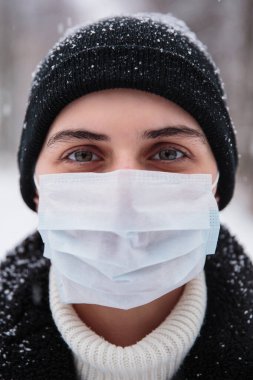 Koronavirüsten korunmak için tıbbi maske takıyor. Enfeksiyondan korkuyor. 2019 2020 'de Çin' de ölümcül koronavirüs.