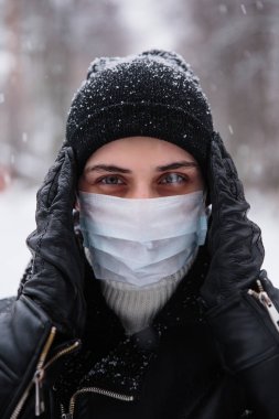 Koronavirüsten korunmak için tıbbi maske takıyor. Enfeksiyondan korkuyor. 2019 2020 'de Çin' de ölümcül koronavirüs.