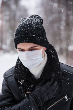 Koronavirüsten korunmak için tıbbi maske takıyor. Enfeksiyondan korkuyor. 2019 2020 'de Çin' de ölümcül koronavirüs.