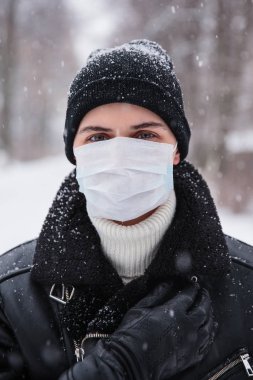 Koronavirüsten korunmak için tıbbi maske takıyor. Enfeksiyondan korkuyor. 2019 2020 'de Çin' de ölümcül koronavirüs.