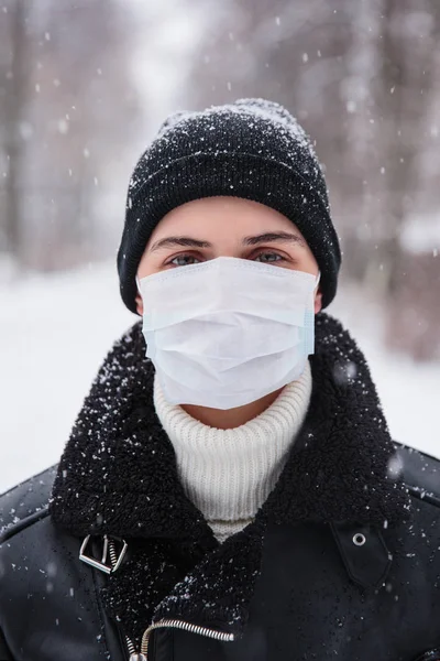 Eine alarmierte Reisende trägt aus Angst vor einer Infektion eine medizinische Maske, um sich vor Coronavirus zu schützen. Tödliches Coronavirus in China 2019 2020 2019-ncov — Stockfoto