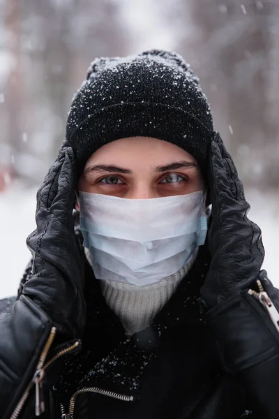 Koronavirüsten korunmak için tıbbi maske takıyor. Enfeksiyondan korkuyor. 2019 2020 'de Çin' de ölümcül koronavirüs.
