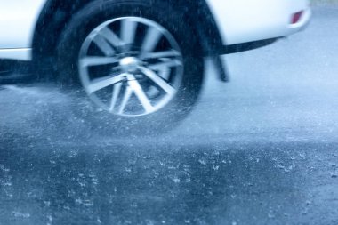 Hareket eden araba yağmuru Tekerleklerden fışkıran su birikintisi