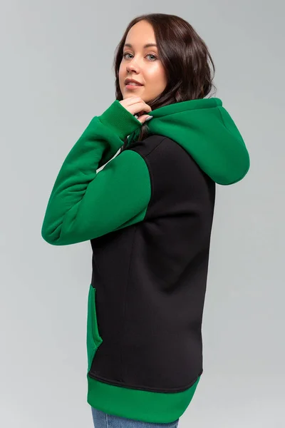 Vrouw Zwart Groen Hoodie Model Voor Logo Branding Ontwerp — Stockfoto