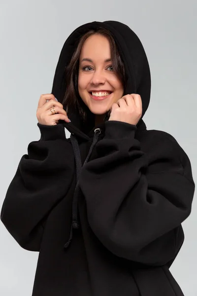 Vrouw Zwarte Oversize Hoodie Model Voor Logo Branding Ontwerp — Stockfoto