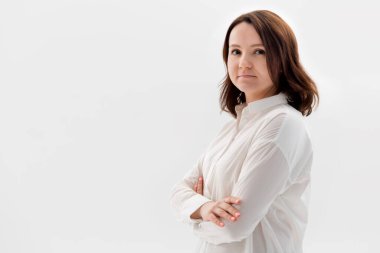 Neşeli genç yeni çekici kadın çalışan hazır enerjik bakmak iyimser emin kamera çapraz kollar göğüs kendini emin gülümseyen dişim amaç parlak başarılı bir gelecek, ayakta beyaz arka plan