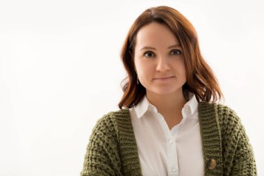 Yakın çekim iyi görünümlü güler yüzlü kadın stajyer hazır mücadele atamaları geniş şanslı gün iş duygu gülümseyen, kendinden emin başarı, hedef, beyaz arka plan elde etmek için teşvik