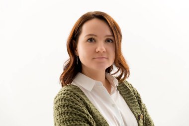 Yakın çekim iyi görünümlü güler yüzlü kadın stajyer hazır mücadele atamaları geniş şanslı gün iş duygu gülümseyen, kendinden emin başarı, hedef, beyaz arka plan elde etmek için teşvik