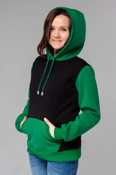 Kvinne Svart Grønt Hettegenser Modell Logo Eller Merkevaredesign – stockfoto