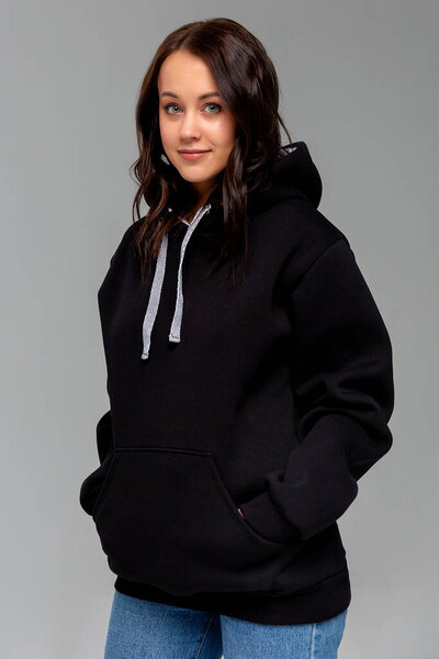 Женщина в черной толстовке, макет логотипа или дизайн бренда
