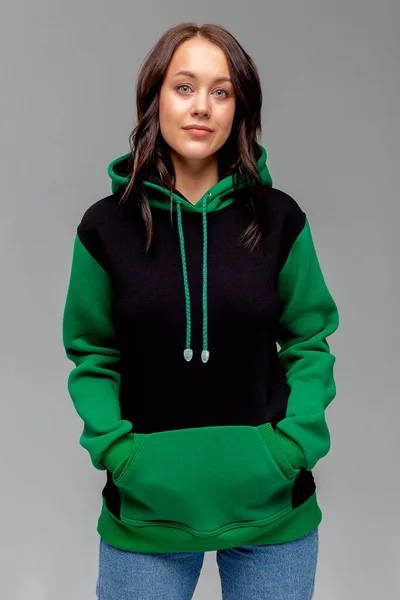 Kobieta Czarnym Zielonym Kapturze Makieta Logo Lub Projekt Marki — Zdjęcie stockowe