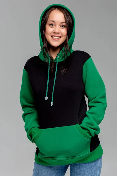 Женщина Черно Зеленой Толстовке Макет Логотипа Дизайн Бренда — стоковое фото