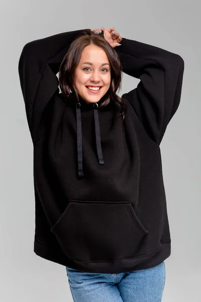 Kobieta Czarnej Bluzie Oversize Makieta Logo Lub Projekt Marki — Zdjęcie stockowe