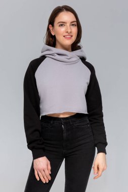 Siyah ve gri kapüşonlu kadın, logo ya da marka tasarımı için model.
