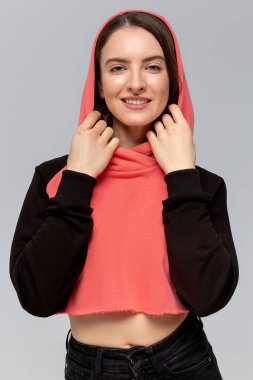 Siyah ve pembe kapüşonlu kadın, logo ya da marka tasarımı için model.