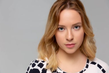 Tek renkli genç bir kadının portresi.