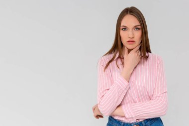 Kafkasyalı güzel bir kadının portresi şüpheli bir ifade takınıyor, kurnazca kararsızlıkla kafasını çeviriyor, çenesini tutuyor, en iyi çözümü bulmaya çalışıyor. Vücut dili kavramı.