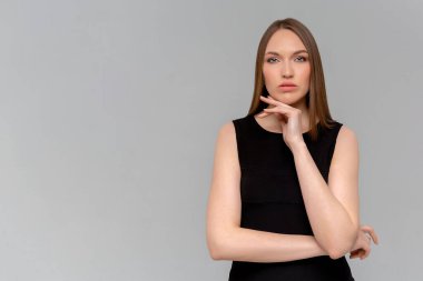 İlginç bir fikir. Bir düşün. Neşeli, neşeli, mutlu, yakışıklı Avrupalı kadın gülümseyen, mükemmel plandan memnun, düşünceli, düşünceli, ilginç bir teklif.