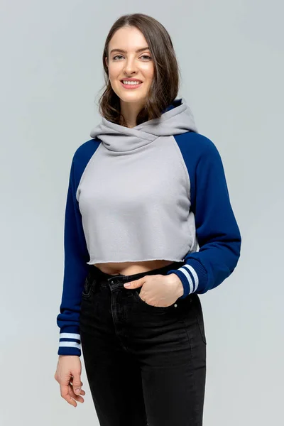 Kobieta Niebiesko Szarym Mini Bluzie Kapturem Makieta Logo Lub Projekt — Zdjęcie stockowe