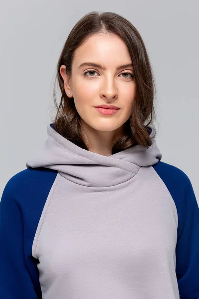 Vrouw Blauwe Grijze Mini Hoodie Model Voor Logo Branding Ontwerp — Stockfoto