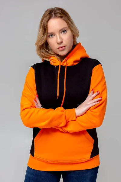 Kobieta Czarno Pomarańczowej Bluzie Kapturem Makieta Logo Lub Projekt Marki — Zdjęcie stockowe