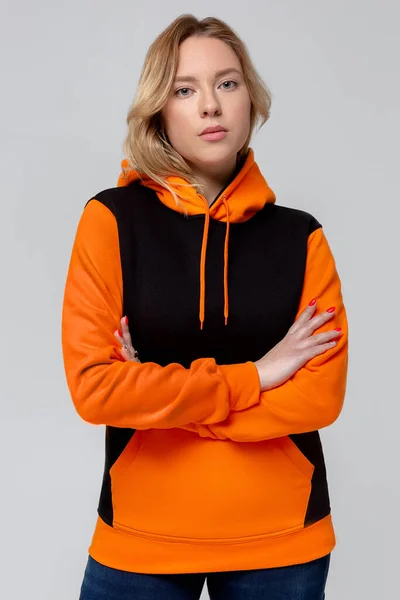 Vrouw Zwart Oranje Hoodie Model Voor Logo Branding Ontwerp — Stockfoto