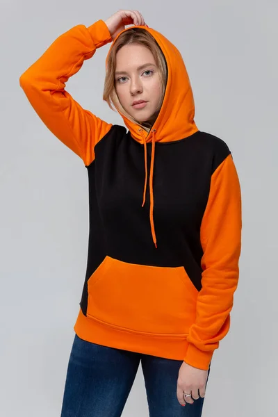 Женщина Черно Оранжевой Толстовке Макет Логотипа Дизайн Бренда — стоковое фото