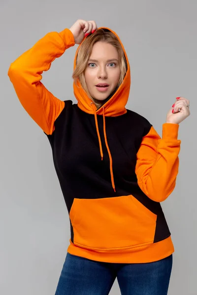 Vrouw Zwart Oranje Hoodie Model Voor Logo Branding Ontwerp — Stockfoto