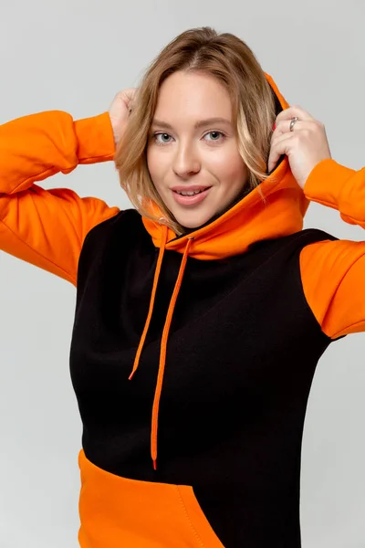 黒とオレンジのパーカー ロゴやブランドデザインのためのモックアップの女性 — ストック写真