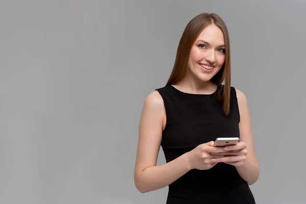Alegre Emotiva Joven Europea Mujercon Frenos Sosteniendo Teléfono Inteligente Sonriendo —  Fotos de Stock