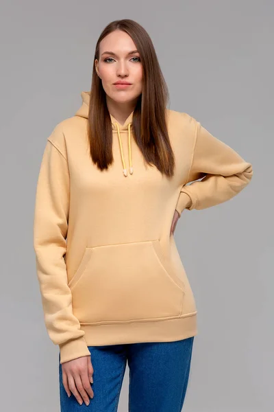 Vrouw Gouden Hoodie Model Voor Logo Branding Ontwerp — Stockfoto