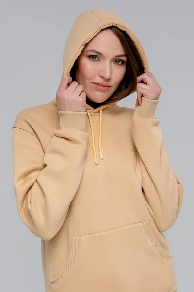 Vrouw Gouden Hoodie Model Voor Logo Branding Ontwerp — Stockfoto