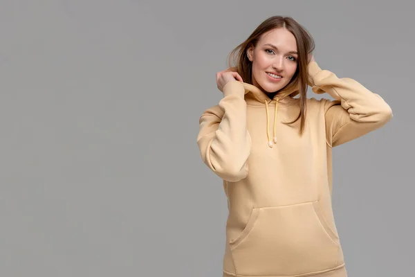 Vrouw Gouden Hoodie Model Voor Logo Branding Ontwerp — Stockfoto