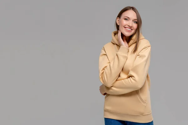 Vrouw Gouden Hoodie Model Voor Logo Branding Ontwerp — Stockfoto