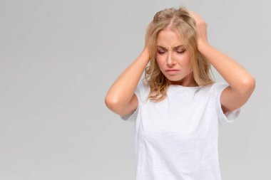 Yüksek ateşi ve baş ağrısı olan genç bir kadının izole edilmiş portresi. Covid-19 koronavirüs belirtileri.