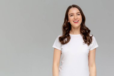 Doyana kadar hayatın tadını çıkar. Çekici Avrupalı kızıl saçlı kadın portresi, iplikçiklerle oynuyor ve gri arka planda kahkahalarla gülüyor, başını öne eğiyor, eğleniyor ve eğleniyor.