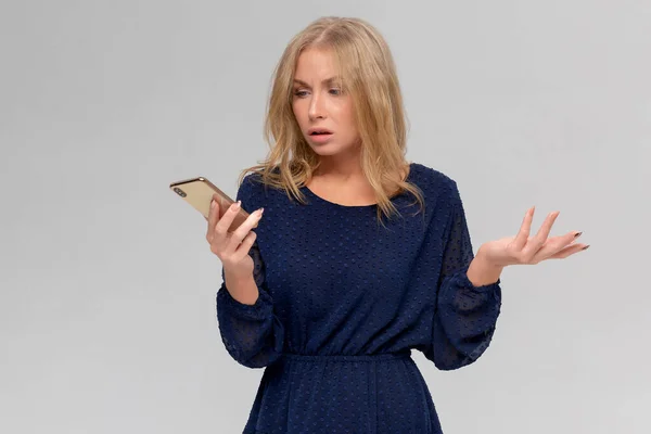 Kafası karışmış ve sorgulanmış, sıradan kıyafetli güzel bir kız öğrencinin portresi bilgisiz ve habersiz bir hareket sergiliyor, akıllı telefon ekranına hiçbir ipucu bırakmadan bakıyor, mesajı anlayamıyor.