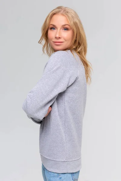 Czysta Bluza Odizolowana Kobieta Nosi Zwykłą Bluzę Kapturem Prosta Prezentacja — Zdjęcie stockowe