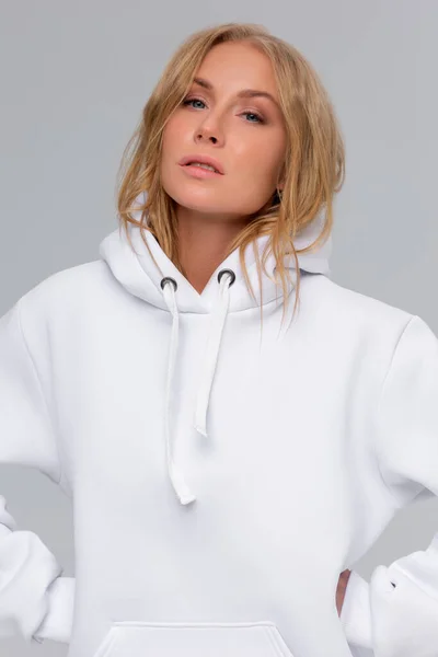 Kobieta Białej Bluzie Kapturem Makieta Logo Lub Projekt Marki — Zdjęcie stockowe