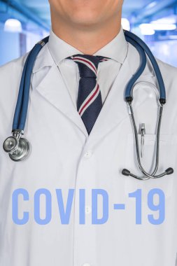 Profesyonel tıbbi ekip pozu, doktor önlüğü ve steteskop yakın çekim. harf covid-19