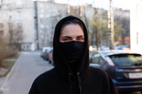 Wanita Muda Mengenakan Masker Wajah Wanita Bertudung Hitam Yang Tampan — Stok Foto