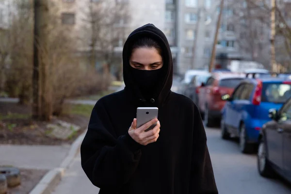 Woman Protective Black Mask Holding Smartphone Coronavirus Covid Epidemic — Stock Photo, Image