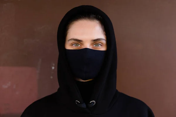 Wanita Muda Mengenakan Masker Wajah Wanita Bertudung Hitam Yang Tampan — Stok Foto