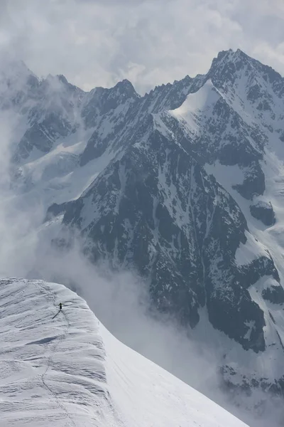 Vista de uma paisagem montanhosa alpina perto de Mont Blanc, Chamonix, Suíça — Fotografia de Stock