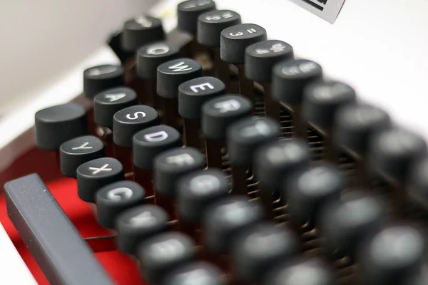 Up-close-opwaarts/detail van een vintage typemachine — Stockfoto