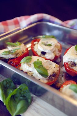 Kırmızı Pul biber/biber ve keçi peynirli tava